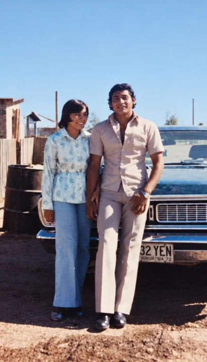 La foto real de 1972: una pareja joven frente a un Ford azul